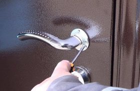 Замена дверной ручки металлической двери в Саратове