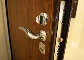 Замена входной двери в квартире в Саратове